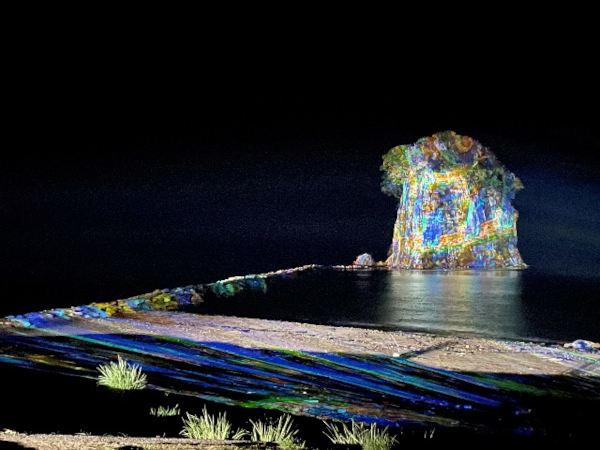 プロジェクションマッピング・デジタル掛軸が投影された見附島