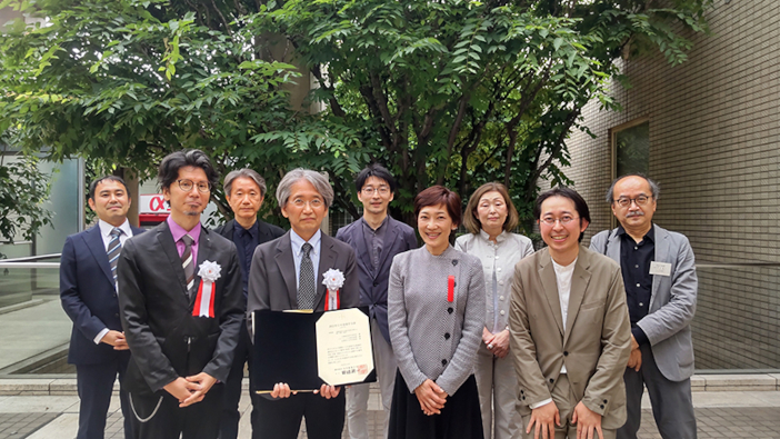 「2023年日本建築学会賞（業績）」を受賞した研究グループメンバーら。後列中央が勝原講師