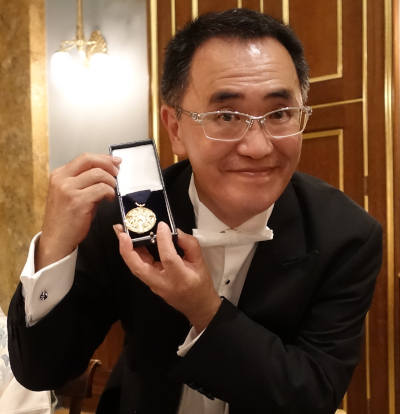 Dyers' Company Research Medalを手にする宮崎慶輔准教授<br>Fishmongers’ Hall （ロンドン 2023年6月14日）