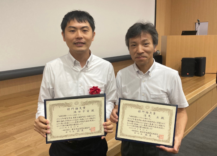 部門論文賞を受賞した満田宇宙（みつだひろし）さん＝左＝と深見正教授＝右＝