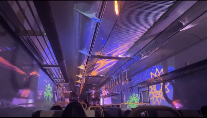 【怪談列車】車両内の明るくポップなプロジェクション風景