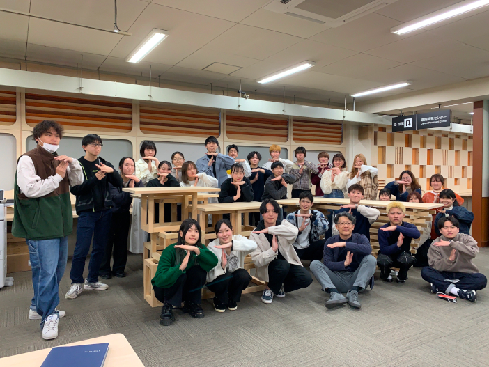 1st Step完了時にキャリアプラザで集合写真に収まるToiroプロジェクトのメンバーと下川雄一教授
