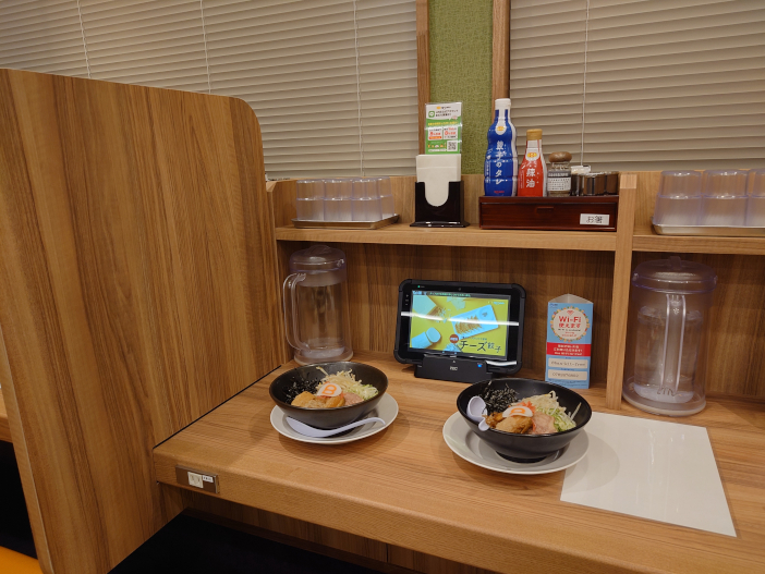 8番らーめん金沢工大前店では学生からの提案を受け、カウンター席を店舗奥に配置。また駐輪場も設けた。<br class="hidden-sp">いずれも8番らーめんとして初めての試みとなる。 (プレオープンの1１月９日に撮影)
