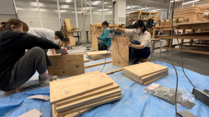 ユースセンター金沢でのDIY家具づくりに向けて事前準備を進めるToiroプロジェクトのメンバー