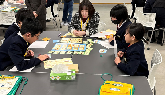 各グループに大学生が1人ずつ入り、ゲームを楽しみながら食品ロスの解決方法を学んだ