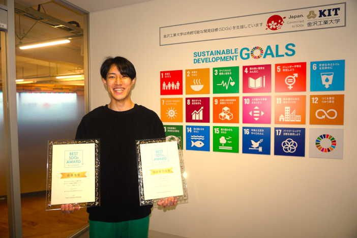 表彰盾を手にするSDGs Global Youth Innovators代表の島田颯稀さん。<br> 「大学生、関係者を含む200人もの方が参加し、SDGsに知見のある学生や企業の方へのプレゼンテーションは緊張しましたが、全国の優秀な学生に自分たちの取り組み内容を共有できたことは非常に有益な経験でした」
