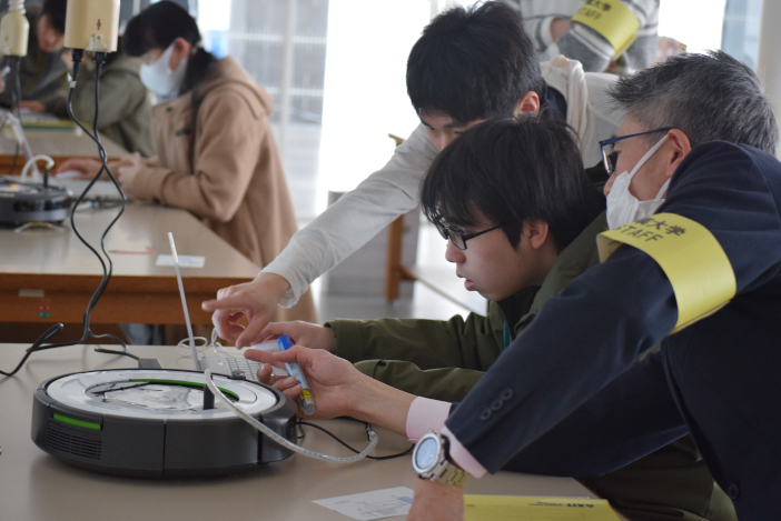 参加者にアドバイスする土居教授と研究室の学生