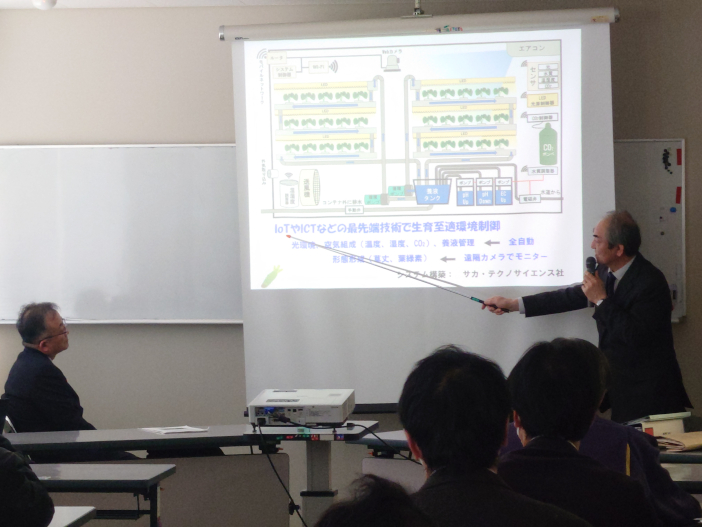 電気電子工学科 平間淳司教授による説明の後、報道陣にコンテナ内部を初公開した