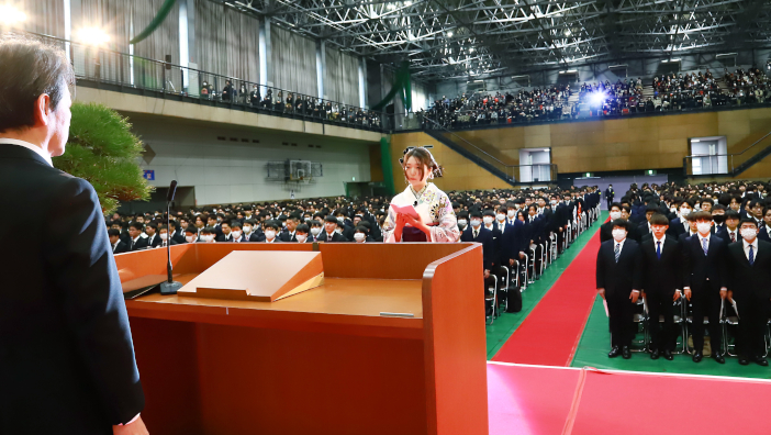 卒業生を代表して答辞を述べる経営情報学科 玉野美湖さん