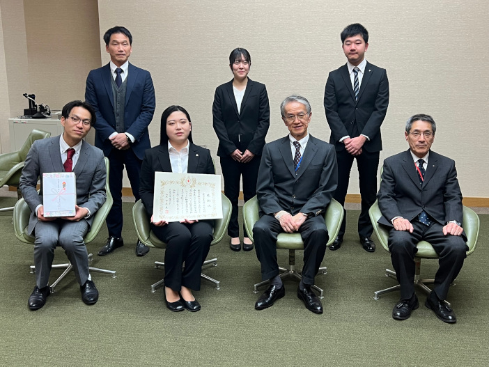 感謝状を贈呈された学友会の皆さん（前列左から村上達彦さん、元田和奏さん、後列左から2人目は高木愛奈さん、同３人目は矢古嶋孝輔さん）