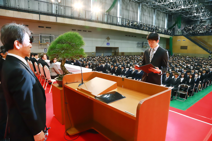 学部新入生代表宣誓を行う平井 匠慎さん