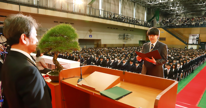 大学院新入生代表宣誓を行う西 賢汰さん