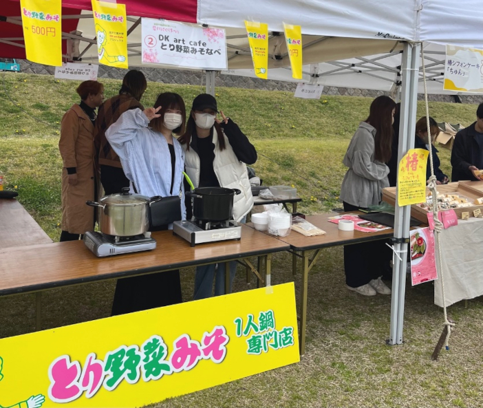 プロジェクトメンバーによる「とり野菜みそ鍋」の販売風景
