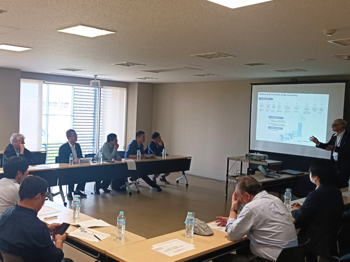 直流電力融通システムの概要について説明する泉井所長（右）
