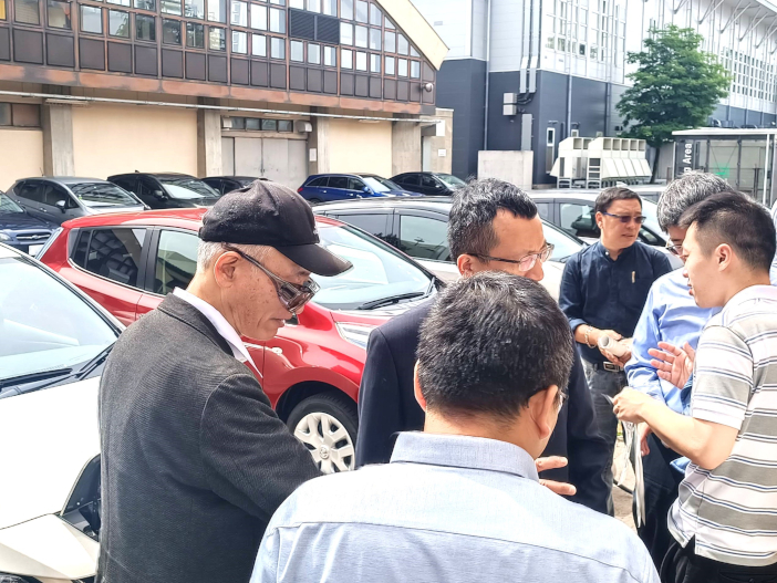 電気自動車（EV）について意見交換する泉井所長（左）とIECワーキンググループ委員