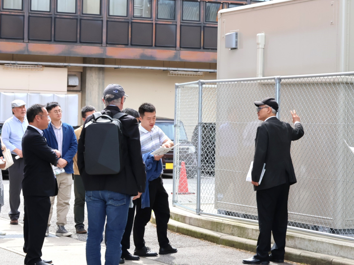 蓄電池について説明する泉井所長（右）