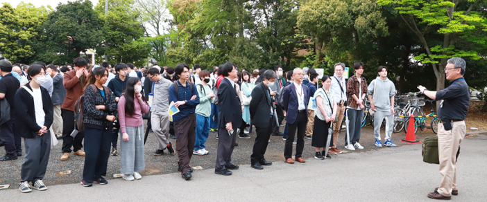 指定された避難場所まで移動してきた学生・教職員