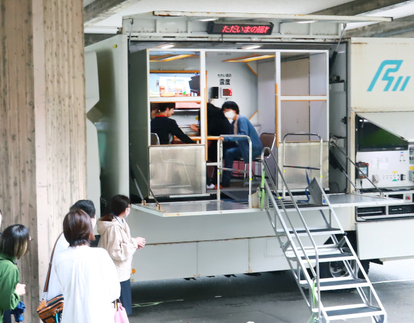 起震車で地震体験をする学生