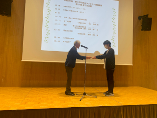 健康福祉部次長より修了証を授与