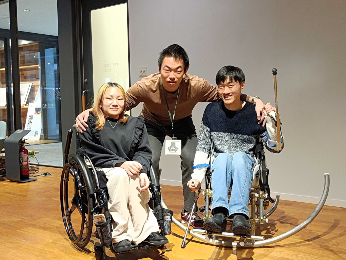 みんなで楽しもう！「VRチェアスキー」を製作したメンバー。写真左から網矢桃子さん、田村善伸さん、小枝瞭介さん