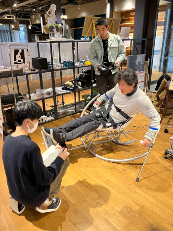 製作は、日本チェアスキー協会の野島弘氏（金沢工業大学客員教授）の助言を得ながら進められた。