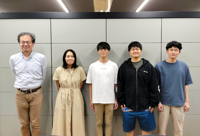Japan Robot Week 2024に出展する中沢実研究室のみなさん。<br>写真右から 市村凌久さん※ 奥瀬皓也さん※ 田和広大さん※ 坂下水彩さん※ 中沢実教授 <br>※学生はいずれも情報工学科4年