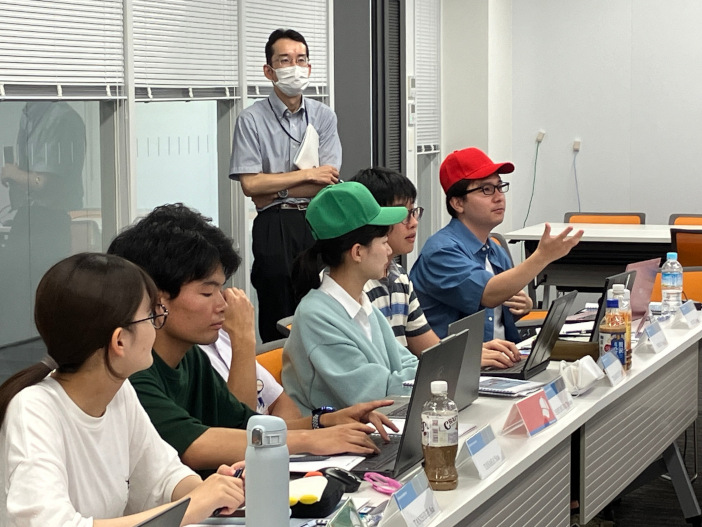 【SRI International認定ワークショップより】<BR>「グリーンハット」が良かった点など肯定的なコメントを実施。次に「レッドハット」が“but”という否定的ワードを使わず改善点についてコメントを行う。