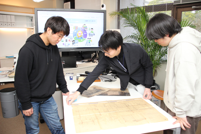 金沢工業大学建築アーカイヴス研究所で建築資料を分析する武田さん（写真左）