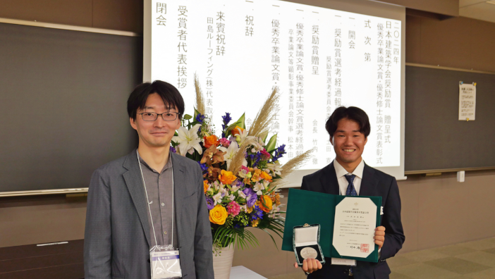 受賞者の武田拓磨さん（右）と指導教員の勝原基貴講師（左）