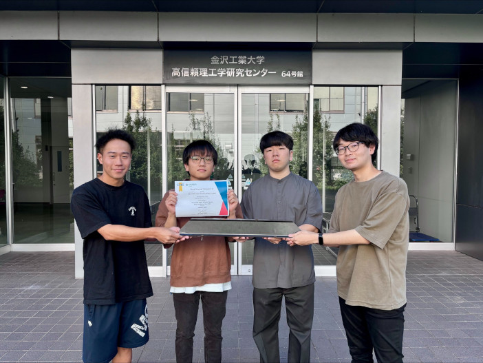 2025年5月に米国インディアナ州で行われる国際大会「SAMPE Student Bridge Contest」に招待出場が決定した高信頼ものづくり専攻・機械工学科チーム。写真左から堀　祐希さん、田中　幸佑さん、酒井　俊輔さん、谷山　広太さん