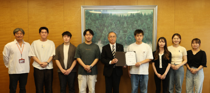 交付式は9月30日（月）に野々市市役所で行われ、山口良副市長から登録証が授与された。 写真左から、松林賢司教授、北本竜也さん、菊川純平さん、鳥居稜平さん、山口良副市長、池田一翔さん、東ゆりかさん、泉ひかるさん、島崎聖子さん