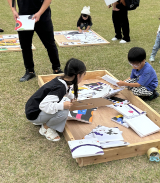 <b>＜巨大パズルゾーン＞</b><br>大勢の親子で4種のパズルを楽しんでいる様子