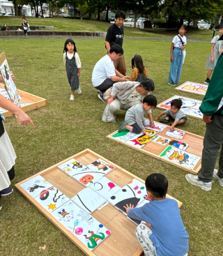 <b>＜巨大パズルゾーン＞</b><br>大勢の親子で4種のパズルを楽しんでいる様子