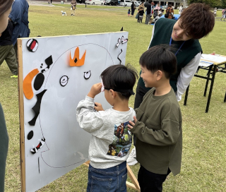 <b>＜福笑い(お化けVer)ゾーン＞</b><br>兄弟で遊んでいる様子