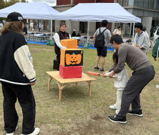 <b>＜だるま落とし(ハロウィンVer)ゾーン＞</b><br>お父さんと一緒に最後の1箱を落とすところ