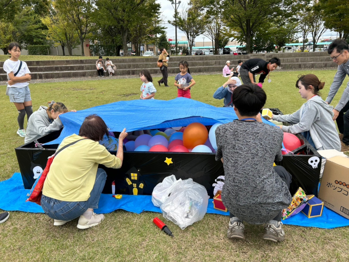 <b>＜宝さがしゾーン＞</b><br>風船の海に沈む宝箱を探す様子