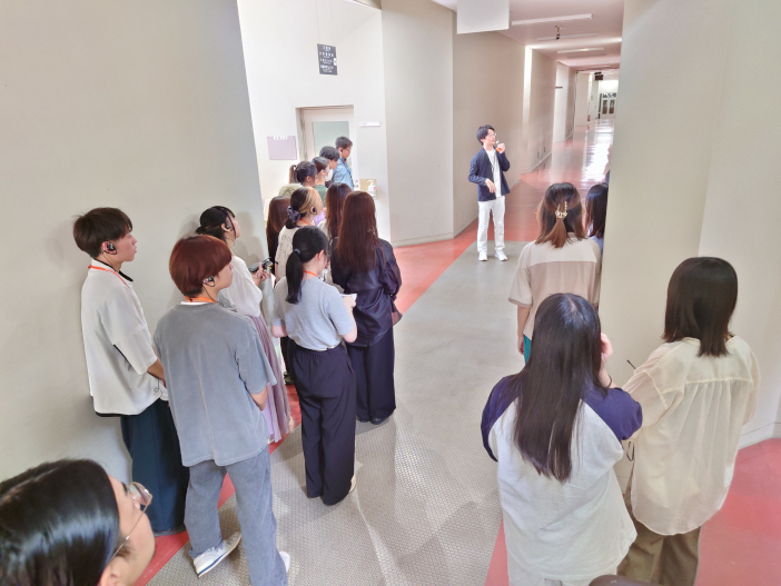 美術館で行われる対話型鑑賞によって、アート型の問題解決能力を高めます