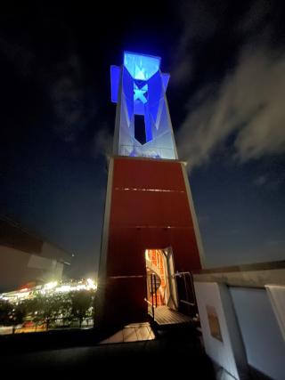 ブルーライトアップされた野々市市庁舎尖塔