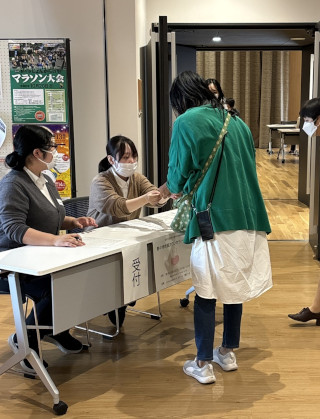 受付対応をする院生