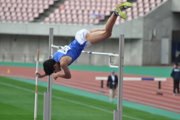 男子棒高跳で4.40mを記録し優勝した加治直紘さん
