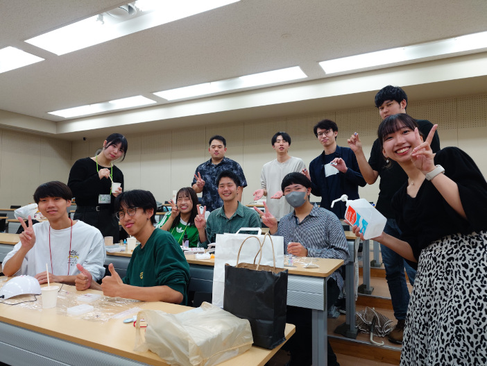 能登学習支援ボランティアを通じて珠洲市立大谷小中学校の児童生徒による「大谷ガチャ」の取り組みを知った教職課程学生たちは、もっと多くの方に知ってもらおうと、「工大祭」で大谷ガチャや物販、制作体験を実施、復興支援を行った