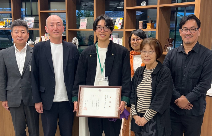 最優秀賞を受賞した前川雄登さん（写真中央）