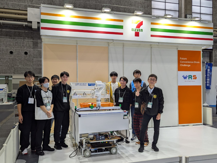 優勝したロボティクス学科出村研究室のチームHappy Robot