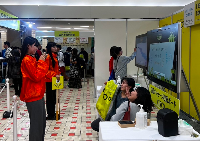 メッセージ企画に参加してくれた方の写真を撮るプロジェクトメンバー