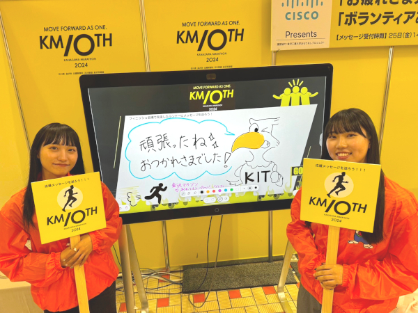 デザインボードを持って呼び込みを行う学生たち