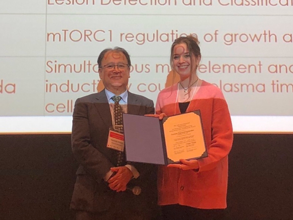 「Young Researchers Presentation Award」を受賞したフェルナンデスさん