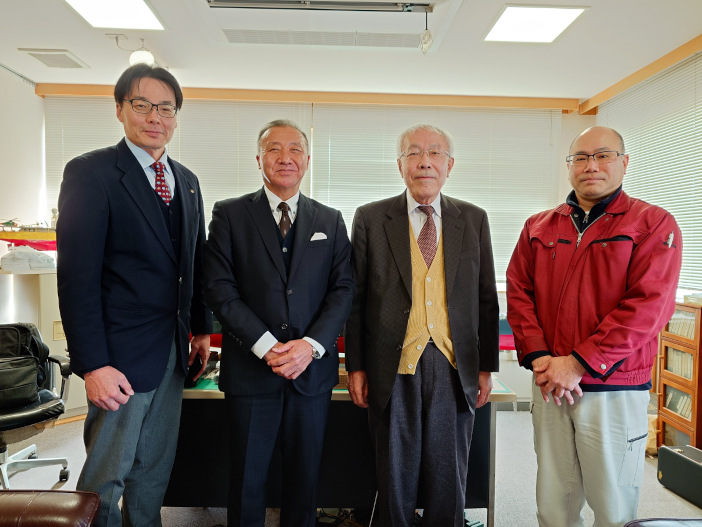 2024年12月12日、北國銀行産業振興財団から飴の俵屋に目録が授与された（金沢市小橋町の株式会社俵屋本社で）。<br> 写真 左から 富士化学工業株式会社 北村晃利 執行役員 LS開発本部長<br>株式会社北國銀行 中村 和哉 会長<br>金沢工業大学 応用バイオ学科 尾関健二教授<br>株式会社俵屋  俵 冬樹 代表取締役社長