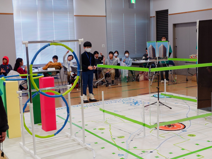 カナザワドローンプログラミングチャレンジ2025のコース。<br>金沢マラソンを見立てた立体コースで得点を競った