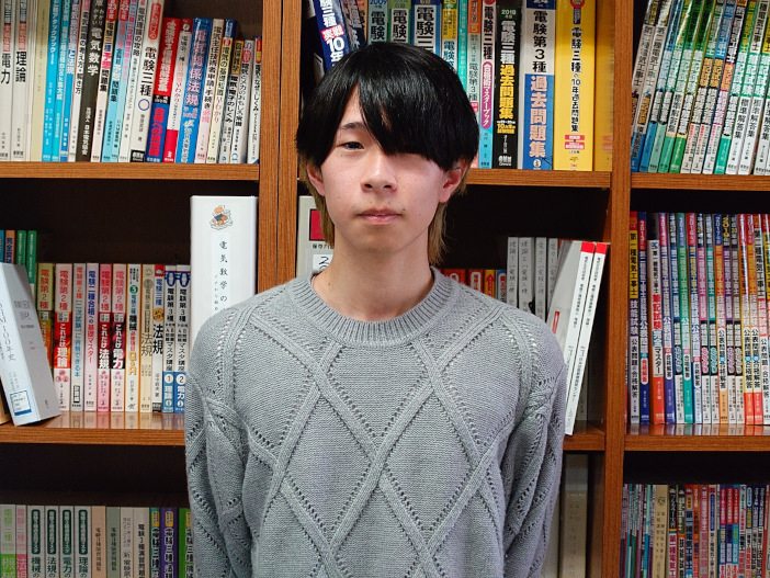 難関国家資格　電験一種に合格した電気電子工学科3年の宮腰昂希さん