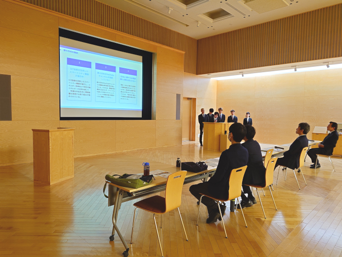 経営情報学科全12チームのうち、市役所職員と教員によって選ばれた３チームが１月21日、<br class="hidden-sp">野々市市役所で行われた成果発表会で発表した